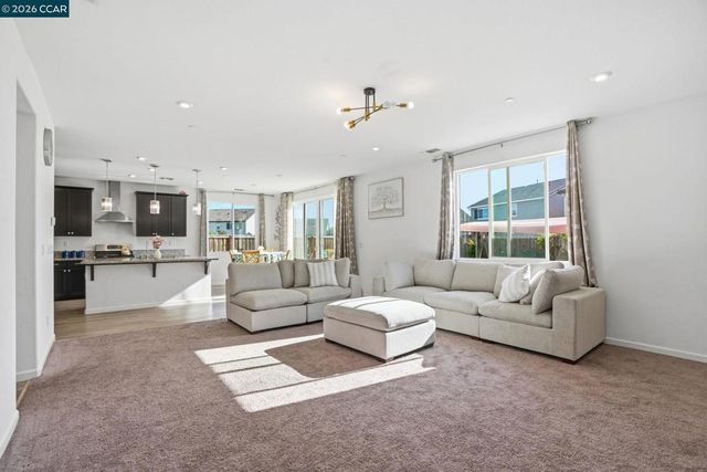 864 Bewick Dr, Lathrop, CA 95330