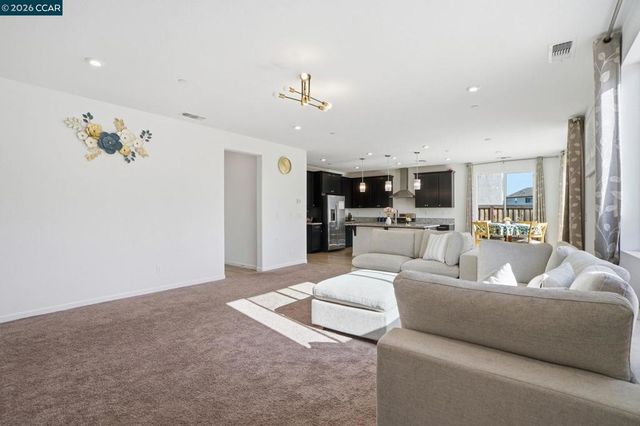 864 Bewick Dr, Lathrop, CA 95330