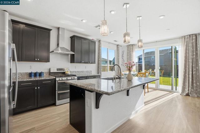 864 Bewick Dr, Lathrop, CA 95330