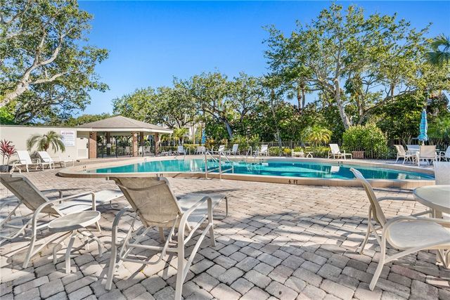 107 W Park Shores Circle 22W, Vero Beach, FL 32963