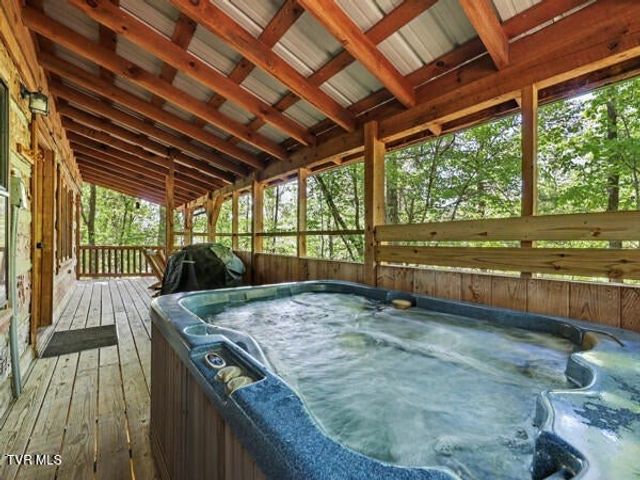 2208 Lake View Ln, Sevierville, TN 37876