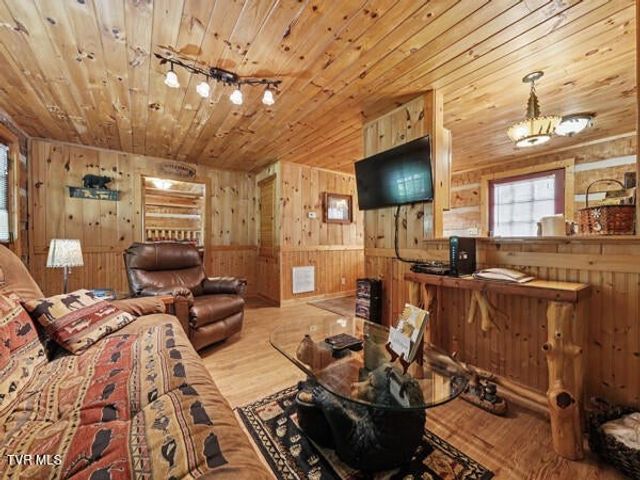2208 Lake View Ln, Sevierville, TN 37876