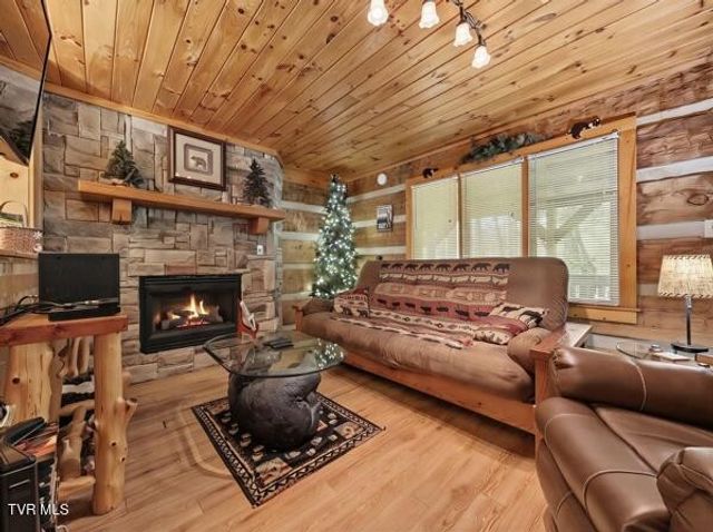 2208 Lake View Ln, Sevierville, TN 37876