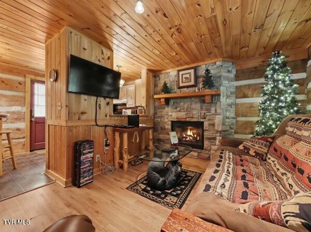 2208 Lake View Ln, Sevierville, TN 37876