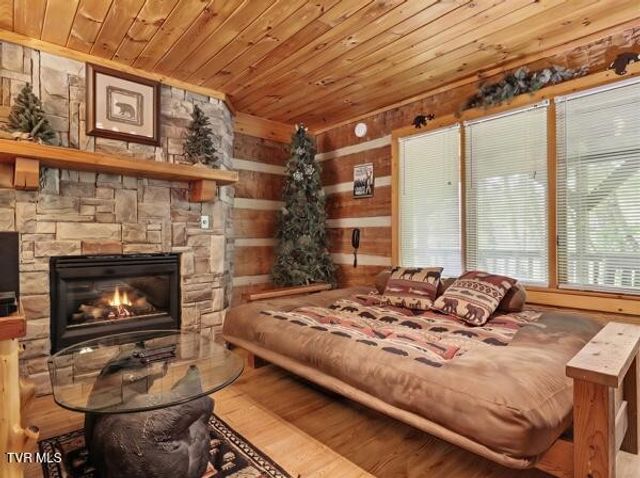 2208 Lake View Ln, Sevierville, TN 37876
