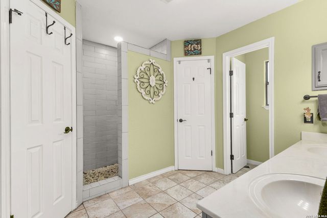 213 HILLTOP DR, Seguin, TX 78155