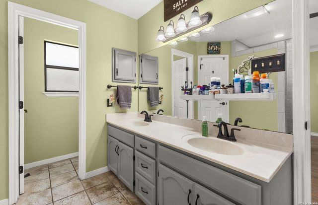 213 HILLTOP DR, Seguin, TX 78155