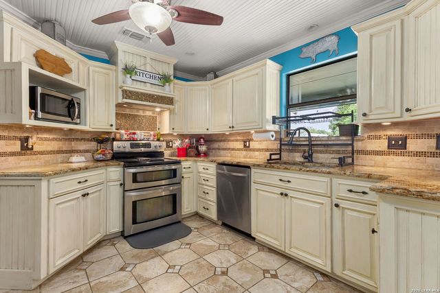 213 HILLTOP DR, Seguin, TX 78155