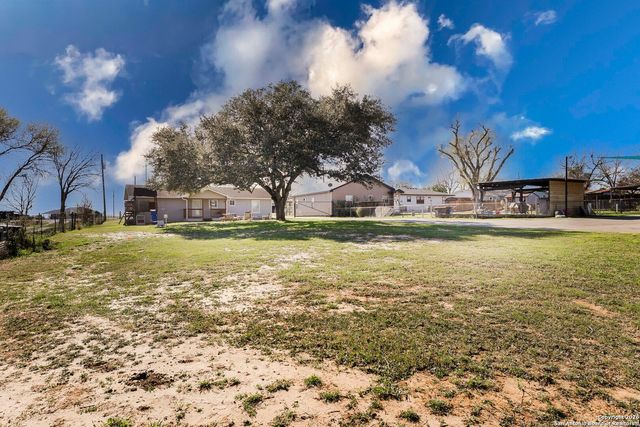 7924 county road 128, Floresville, TX 78114