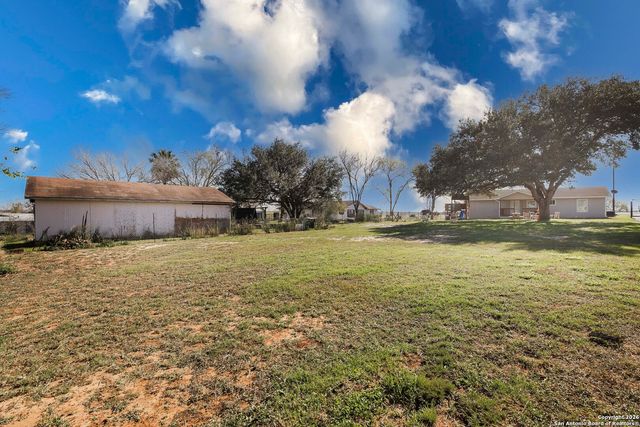 7924 county road 128, Floresville, TX 78114