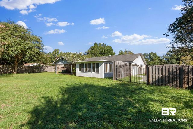 504 N Vaughn Dr, Satsuma, AL 36572