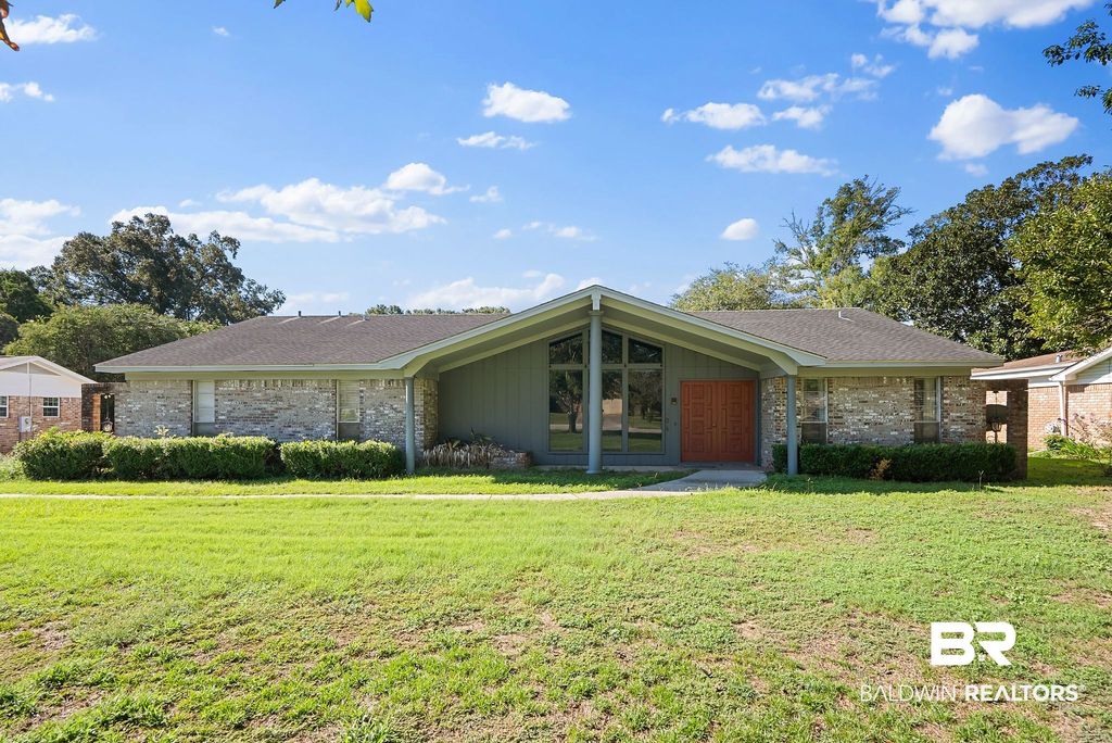 504 N Vaughn Dr, Satsuma, AL 36572