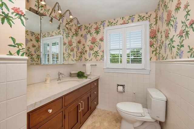 27 Church Ln, Burlington, MA 01803