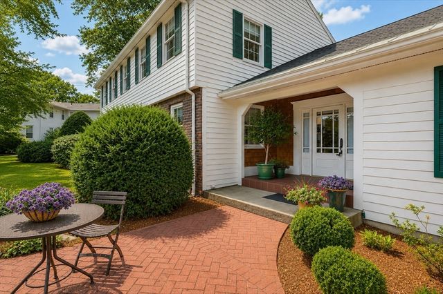 27 Church Ln, Burlington, MA 01803