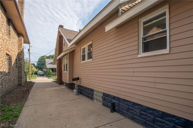 216 6th Street NE, North Canton, OH 44720