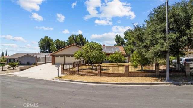 15559 Sorbonne, Sylmar, CA 91342