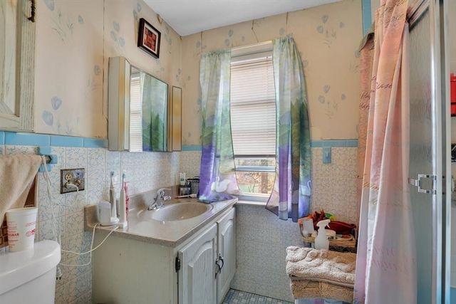 78 Governor St, Springfield, MA 01104