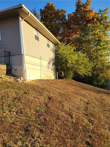 325-327 NW 62nd Terrace, Gladstone, MO 64118