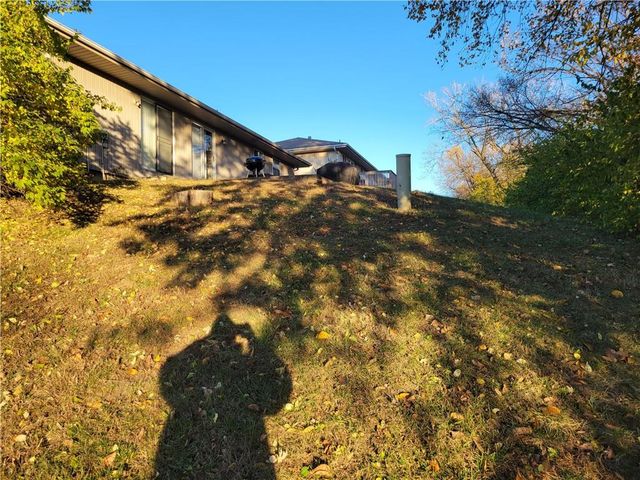 325-327 NW 62nd Terrace, Gladstone, MO 64118