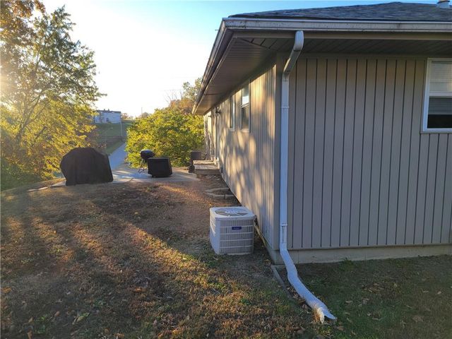 325-327 NW 62nd Terrace, Gladstone, MO 64118