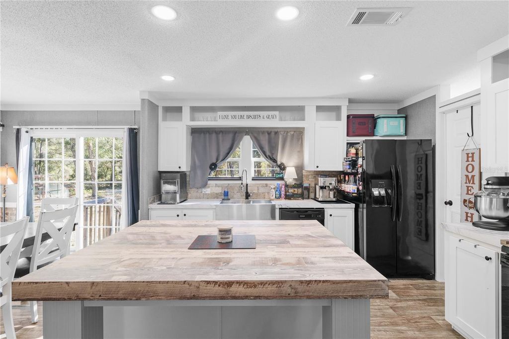 Image 7 of property listing at 18625 DEASON DRIVE, Spring Hill, FL 34610