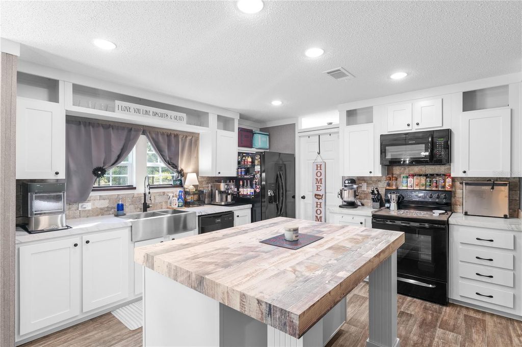 Image 8 of property listing at 18625 DEASON DRIVE, Spring Hill, FL 34610