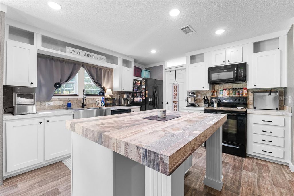 Image 10 of property listing at 18625 DEASON DRIVE, Spring Hill, FL 34610