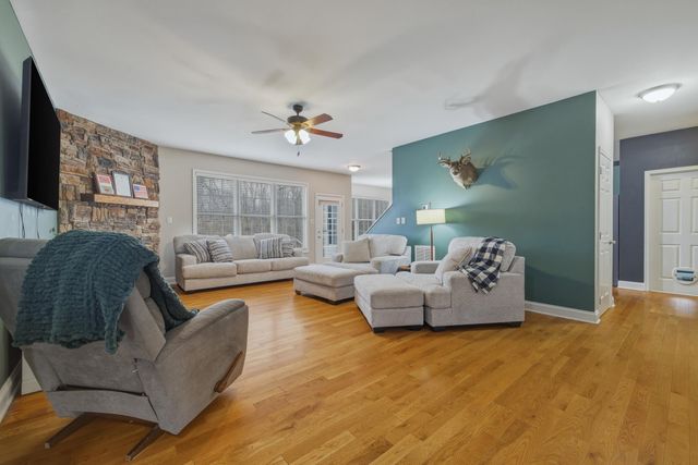 257 HUNTER RD, Maurertown, VA 22644