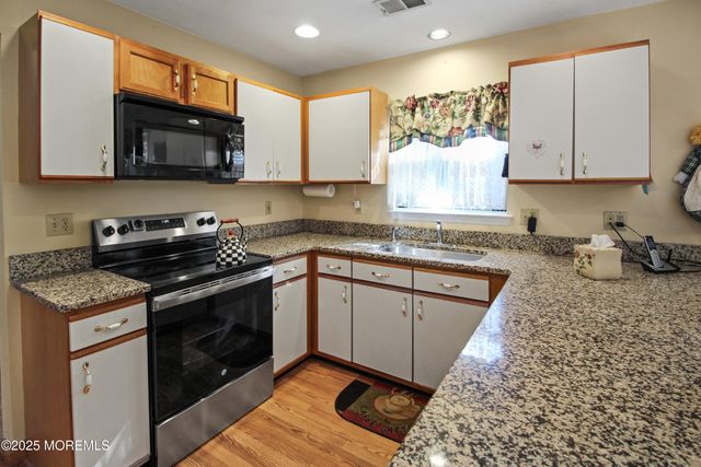8 Morning Glory Lane, Whiting, NJ 08759