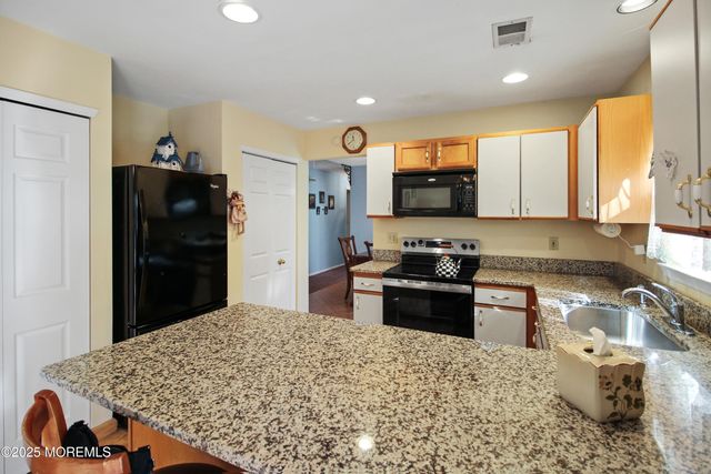 8 Morning Glory Lane, Whiting, NJ 08759
