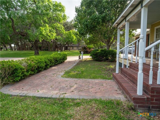 403 Oakside Drive, Victoria, TX 77905