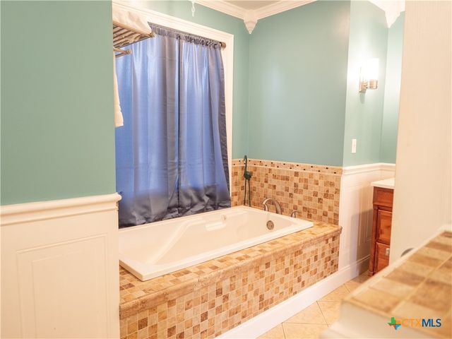 403 Oakside Drive, Victoria, TX 77905