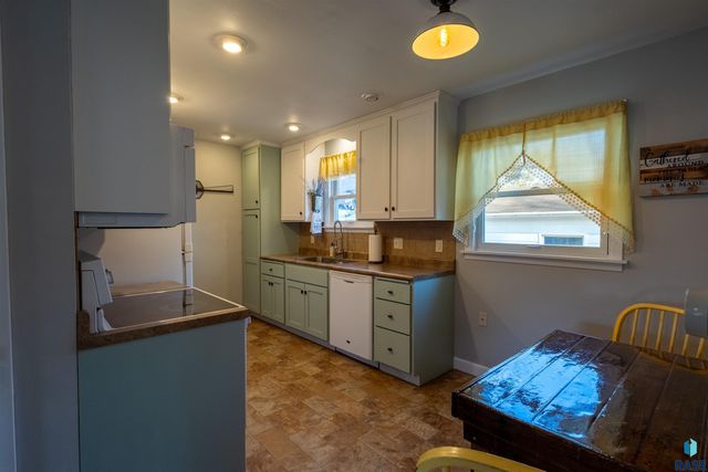 1220 S Blauvelt Ave Avenue, Sioux Falls, SD 57105