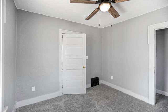 2574 Onawa Street, Des Moines, IA 50317