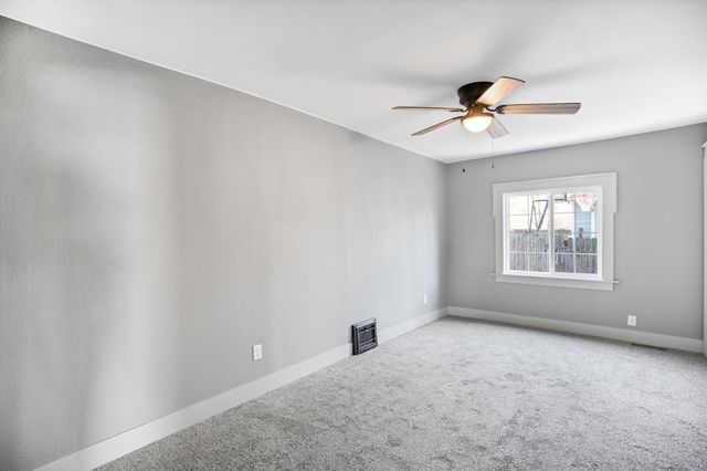 2574 Onawa Street, Des Moines, IA 50317