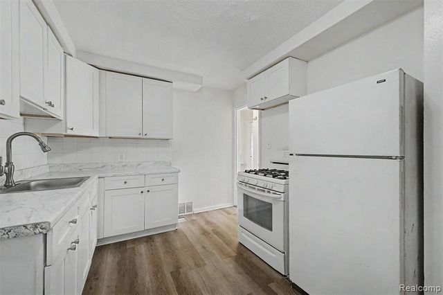 8835 Robson Street, Detroit, MI 48228