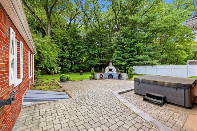 130 Connecticut Ave, Springfield, MA 01104