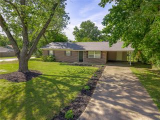 2101 Sycamore Place, Springdale, AR 72762