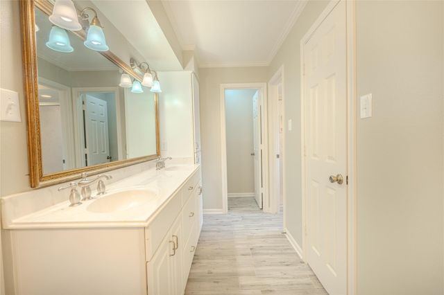 5938 Theall Road, Houston, TX 77066