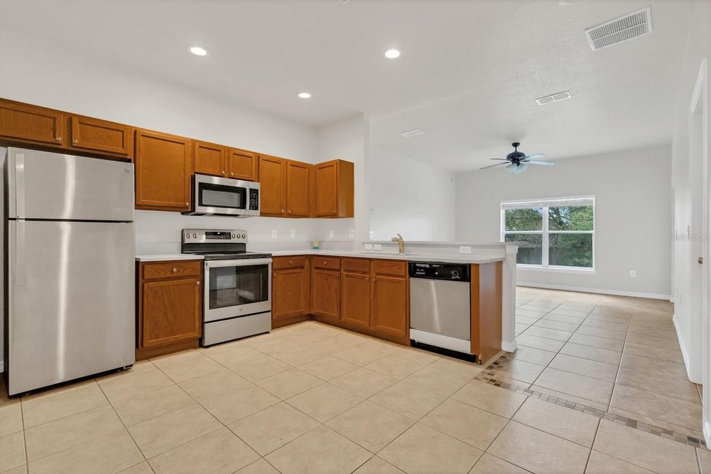 Image 6 of property listing at 7719 REX HILL TRAIL, Orlando, FL 32818