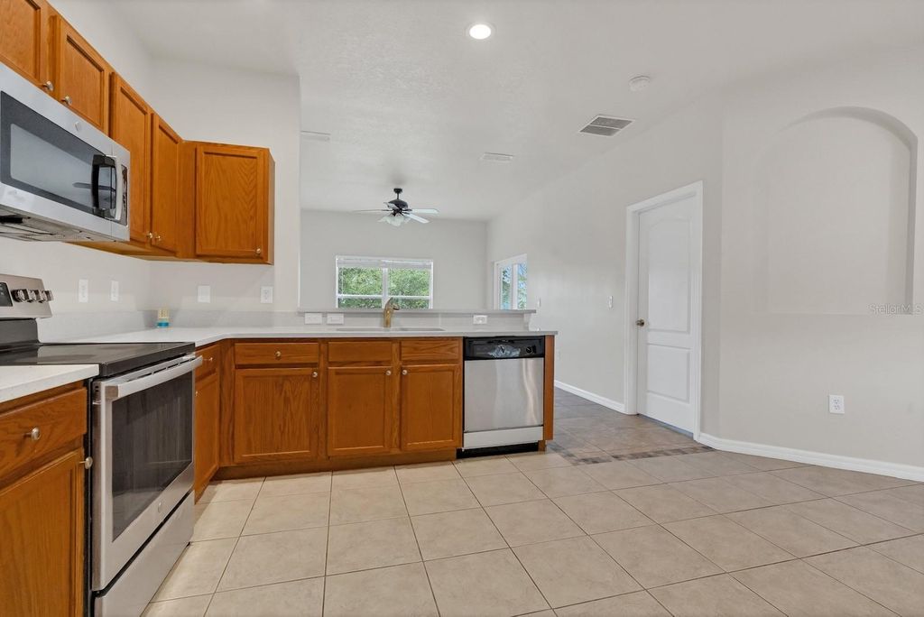 Image 7 of property listing at 7719 REX HILL TRAIL, Orlando, FL 32818