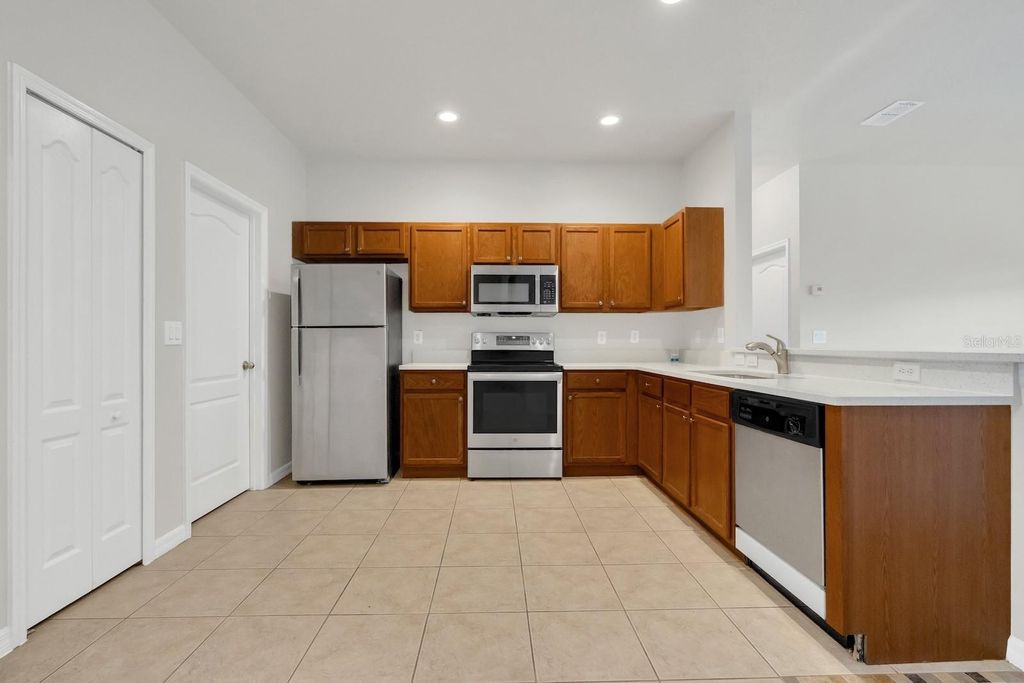 Image 8 of property listing at 7719 REX HILL TRAIL, Orlando, FL 32818