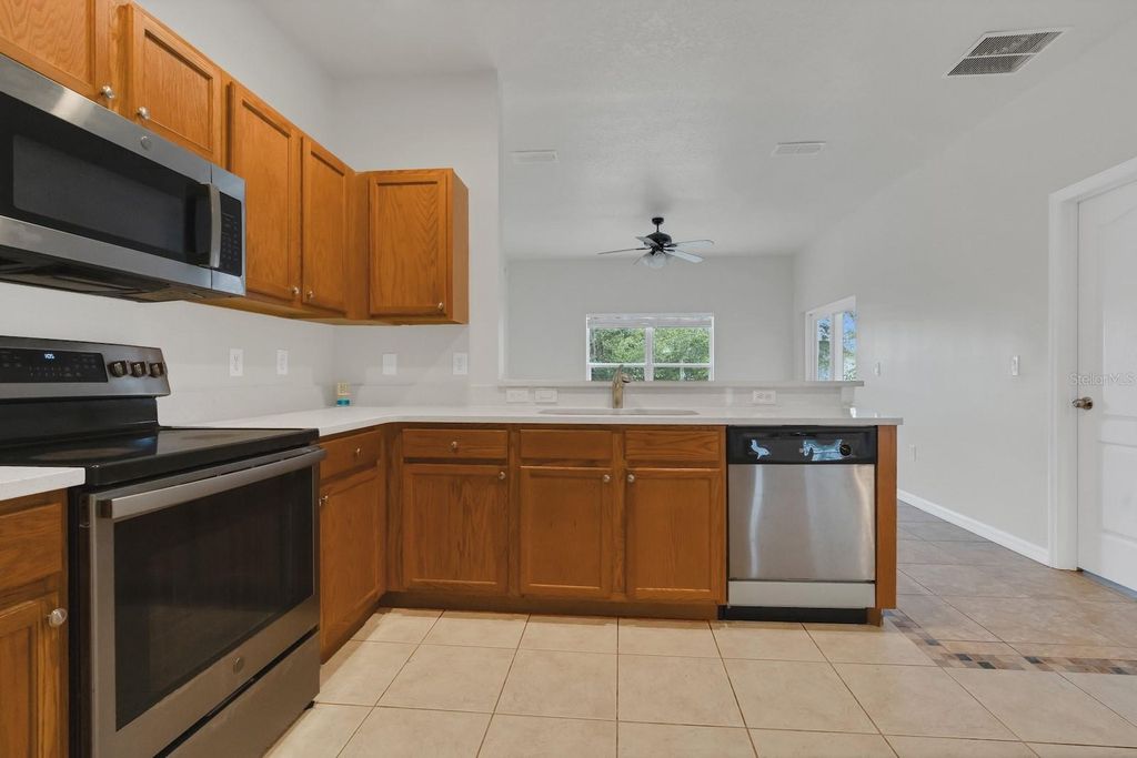 Image 9 of property listing at 7719 REX HILL TRAIL, Orlando, FL 32818