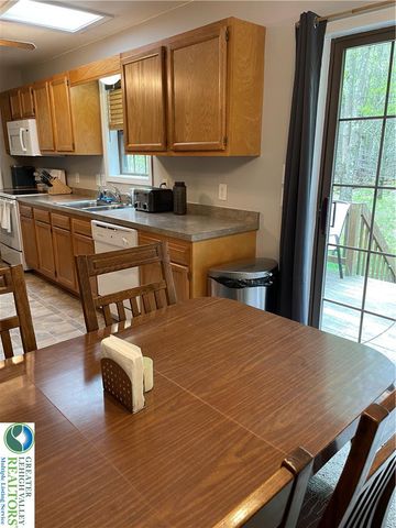 1037 Maplewood Drive, Newfoundland, PA 18445