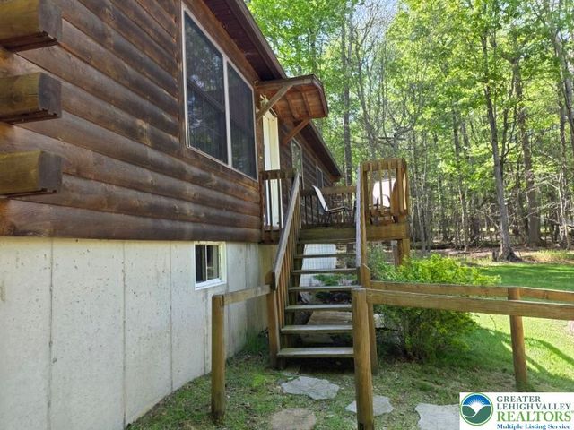 1037 Maplewood Drive, Newfoundland, PA 18445