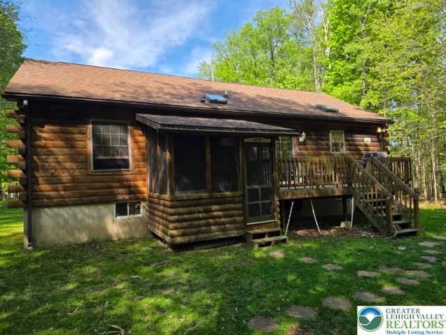 1037 Maplewood Drive, Newfoundland, PA 18445