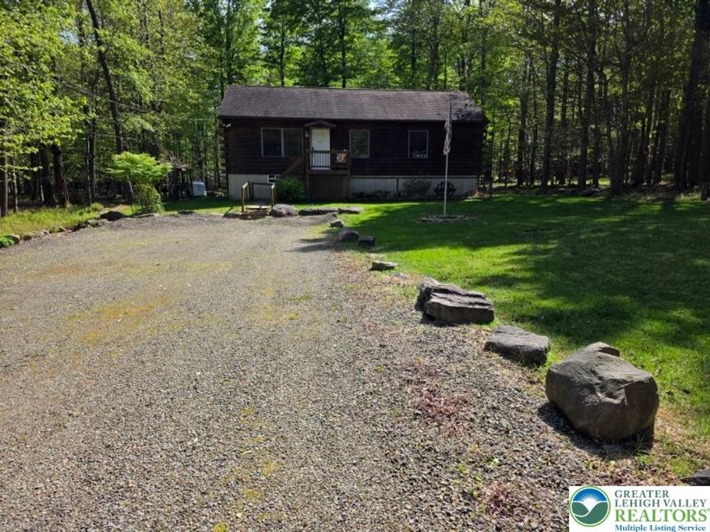 1037 Maplewood Drive, Newfoundland, PA 18445