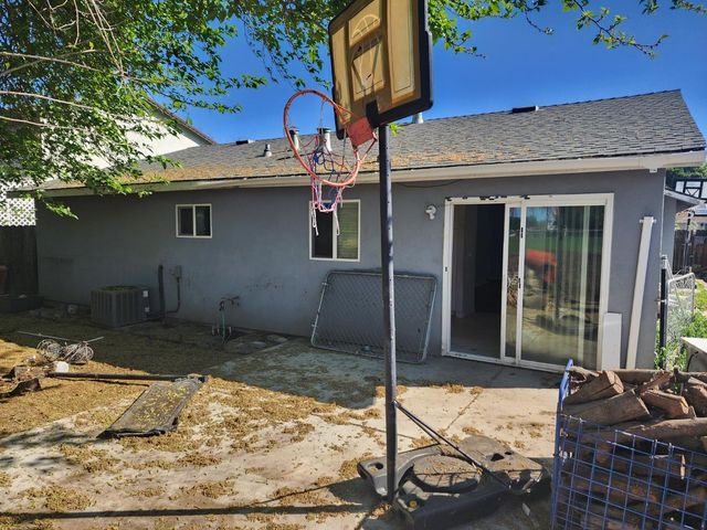 35 Monaghan Cir, Sacramento, CA 95823