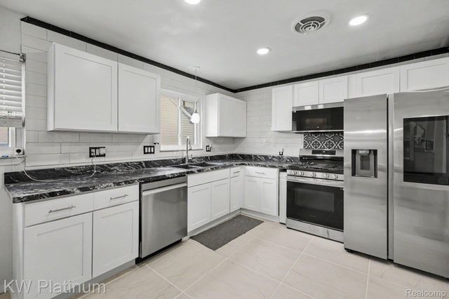32000 Saint Margaret Street, St. Clair Shores, MI 48082