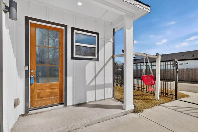 2015 Volga Avenue, Dallas, TX 75216